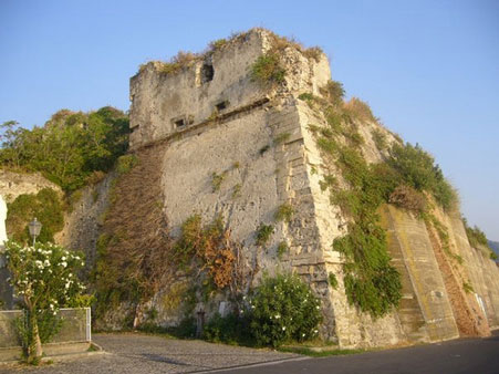 ruderi del castello di San Lucido
