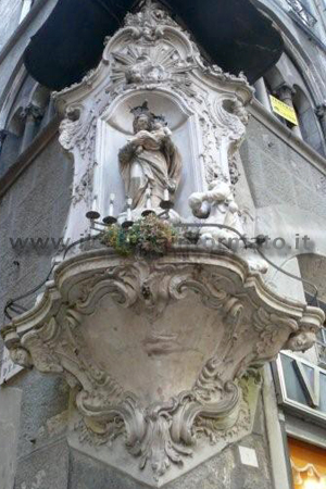 Genova vicolo con madonna