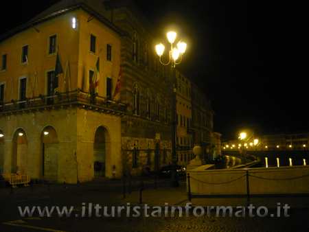 Pisa di notte centro città