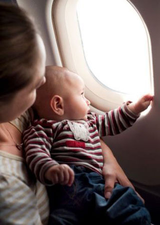 mamma e neonato in aereo