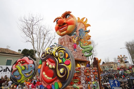 Carnevale di Fano: uno dei carri (Fonte: www.carnevalefano.eu) Carnevale di Fano: uno dei carri