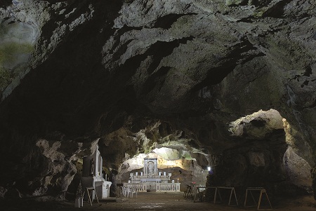 La grotta di San Michele a Cagnano Varano Grotta di San Michele - Cagnano Varano - Puglia