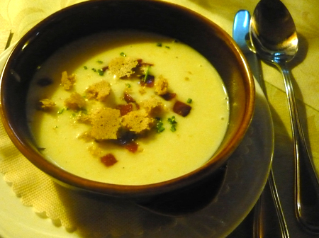 Minestra di porri e patate con speck croccante