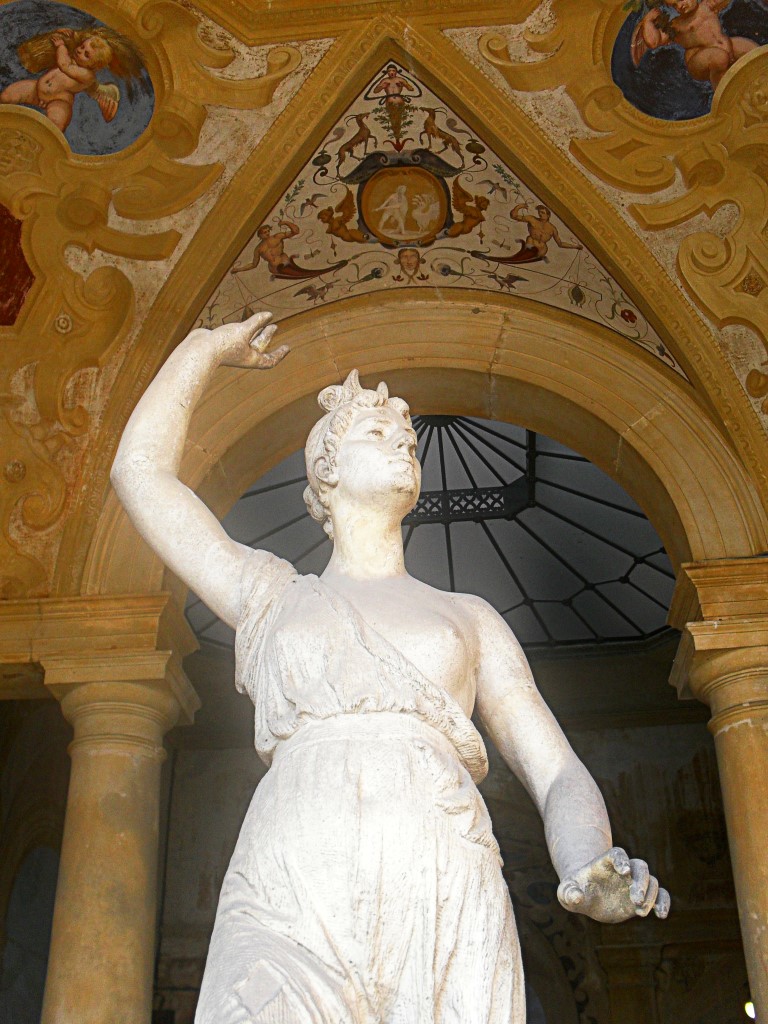 Una delle bellissime sculture presenti nella Villa