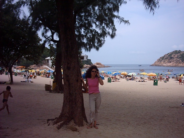 Stefania in spiaggia ad Hong Kong