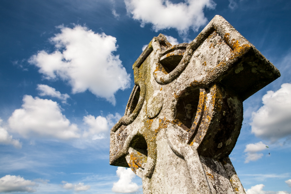 fly-drive-irlanda-clonmacnoise-cross