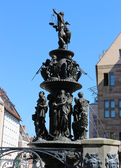 Norimberga cosa vedere - Fontana delle virtu